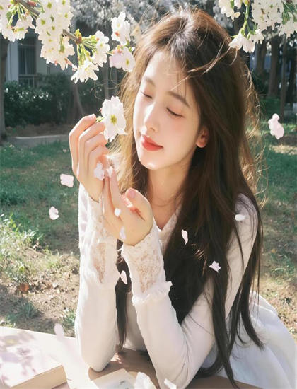 如何欣赏《她她恋曲》？欣赏指南教你理解深刻的主题思想 拓展思维视野